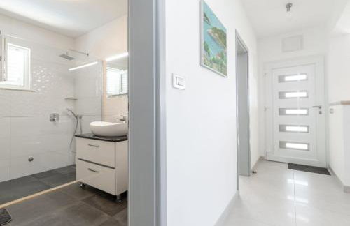 Modern Villa with Pool - Photo 21