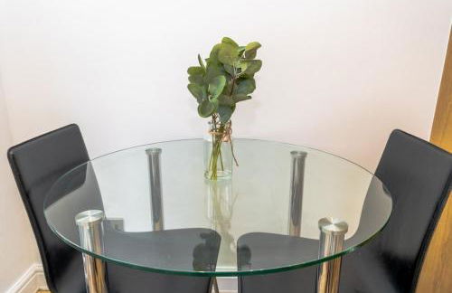 Comfortable 3BR Home, Steps from York Town Centre, Sleeps 6, Free Parking - Foto 18