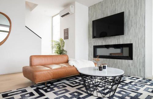 Designer Urban Retreat w Rooftop Deck & Fireplace - Foto 29