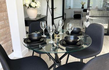 Spacious, cosy & stylish 3 Bed Home in Salford, near Trafford Park - Free Parking - Foto 3