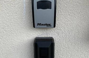 Compact Modern Apartment Single Person or Couple Only - Photo 15