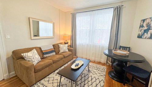 ½ mile to Longwood Medical, Renovated, Pub Trans - Foto 2