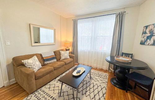 ½ mile to Longwood Medical, Renovated, Pub Trans - Foto 2