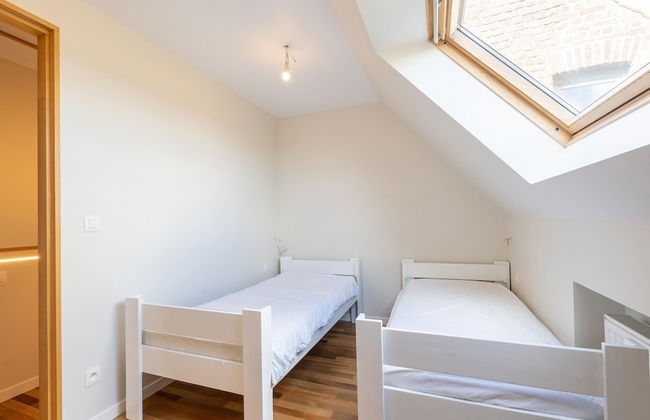 Peaceful Villa With Pond - Photo 5