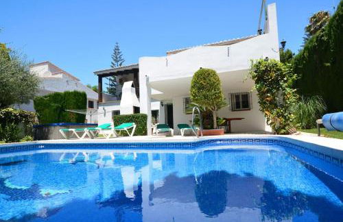 High Quality, Spacious, 4 Bedroom private Villa - Photo 1