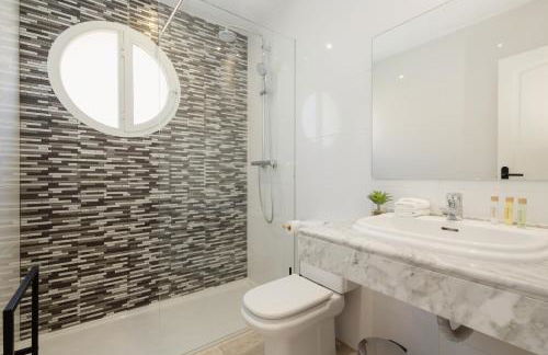 Townhouse in first line beach, Bahia de Marbella, Marbella - Photo 6