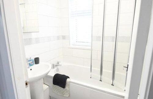 6 Person Home Near Airport and Manchester City Centre with Free Parking - Foto 12