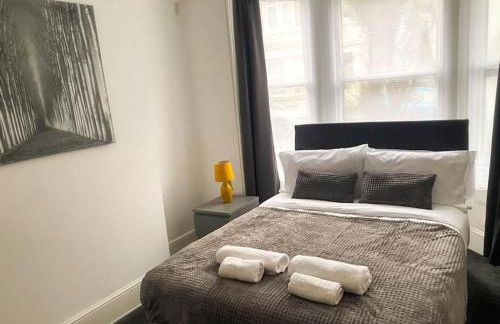 Gravesend 2 Bedroom Spacious Stylish Apartment - Sleeps upto 6 - 2 Min Walk to Station - Foto 3