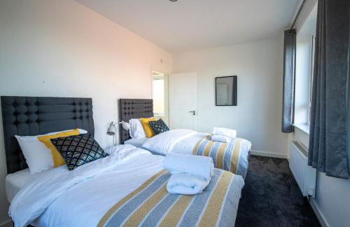 Luxury Deluxe - 4 bedrooms Villa - 6 beds - 10 Guests - Private Parking - Contractors Welcome - Trafford Stretford - Foto 7