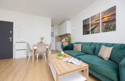 Stylish Apartment by the Lake with Balcony in Zegrze by Noclegi Renters - Foto 9