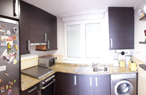 Atico céntrico con piscina comunitaria - Foto 13