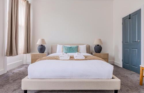 Immense Bright 5BR House near Kensington Olympia - Photo 33