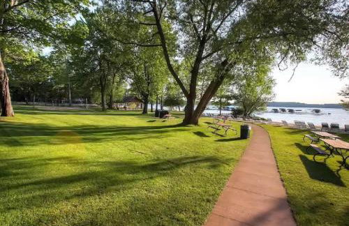 Top Floor Luxury, Sauna, Private Pool, Lake Bellaire Beach, 5 beds, 4 full bath - Foto 47