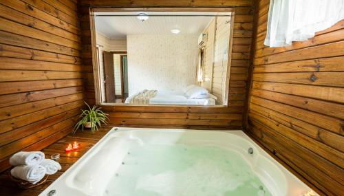 Casa Rústica com Piscina Privativa, Banheira de Hidromassagem, Ar-Condicionado, Pet friendly - Refúgio na Natureza a 5 Minutos do Centro de Imbituba, Perfeita para Famílias e Grupos - Foto 4