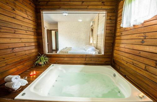 Casa Rústica com Piscina Privativa, Banheira de Hidromassagem, Ar-Condicionado, Pet friendly - Refúgio na Natureza a 5 Minutos do Centro de Imbituba, Perfeita para Famílias e Grupos - Photo 4