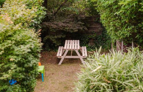 Bright 4BR Home with Garden with Free Parking and Sleeps up to 9 - Foto 29