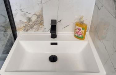 Stylish London Apartment & Free Parking - Foto 15