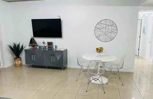 Classy 2BD 2BTH at Midblock with FREE PARKING - Foto 3