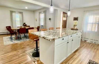 Spacious 4BR home w 2BA, a workspace & king bed! - Foto 7