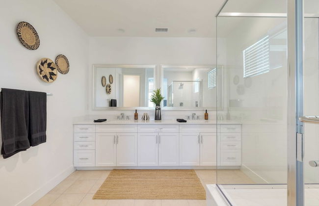 Lakefront w/ Private Pool, Great for Festival Season Lago Luxe by Avantstay - Foto 18