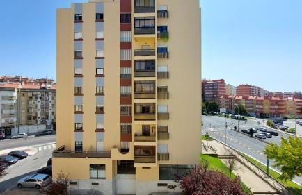 Enjoy Lisbon Cascais Sintra 1200 metres to metro blue line Sintra Rail line Free Parking - Foto 47