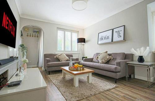 Lowndes House - Close to City Centre - Garden, Free Parking and Smart TV by Yoko Property - Foto 3