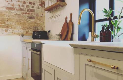 Luxury Barn with Hot Tub, Spa Treatments, Private Dining - Photo 11