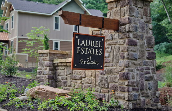 Splash Time Cinema - Six Bedroom Chalet - Photo 2