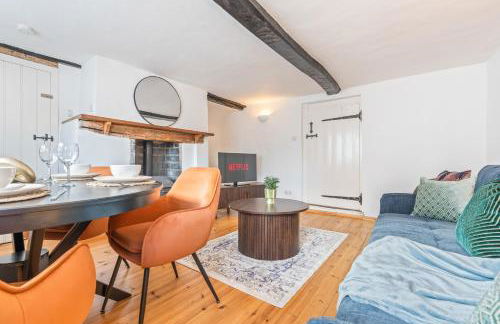 3BR Kingswood Cottage with Detached Unit - Photo 17