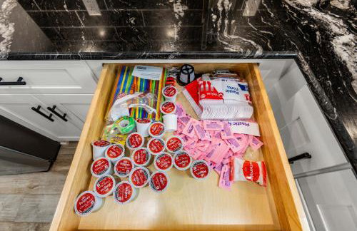 Relax And Sea NEW Luxury Canal-View Escape Gated Community Firepit and Decks - Foto 46