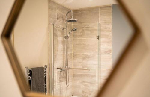 Modern 4-Bedroom Home, Ideal for Relocation, Ideal for Leisure Stays, Guests 8, Free WiFi - Foto 11