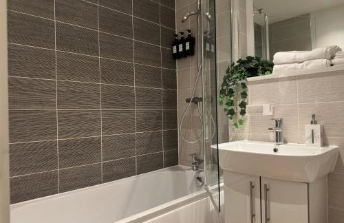 Cozy City Centre Apartment with Free Gym and Free Coffee - Photo 21