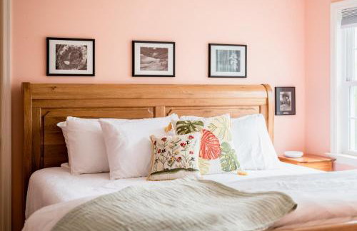 New Kid in Town - King Bed & Sofa Bed - Sleeps 2-4 - Photo 1