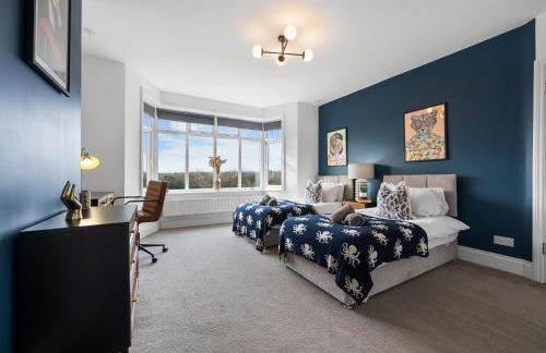 LONG TERM STAY SPECIAL OFFER AVAILABLE! 5-Bedroom Spacious, Stunning Design, Sociable Areas & Cosy House Near South Downs Park, Sleeps 11 with GAMES Room, PRIVATE PARKING and GARDEN - by Blue Puffin Stays - Foto 57