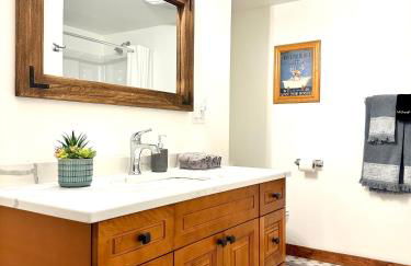 Stylish Mountain Chalet 15mins to Gore Mountain , Large Hot Tub, Playroom & Large Heated Pool - Foto 47