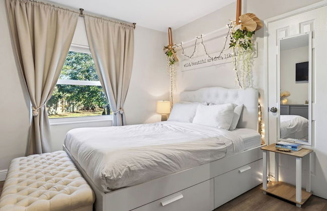 Hot Tub, Firepit, Deck | 10mins to Beach | Middle Terrace Cottage by AvantStay - Foto 30