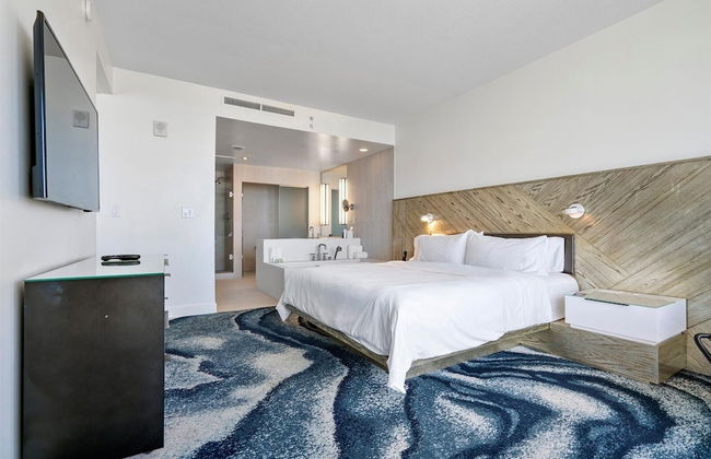 W Residences 2 Bedroom Suite 2 Condo by RedAwning - Photo 3