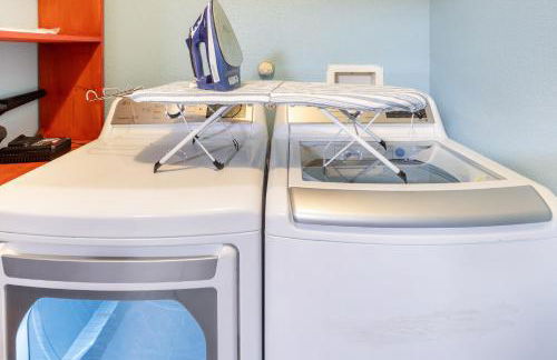 Ultimate Game Room Oasis for 12 - Private Patio - BBQ - 2 Kings - 6 TVs - Full-Body Massage Chair - Foto 24