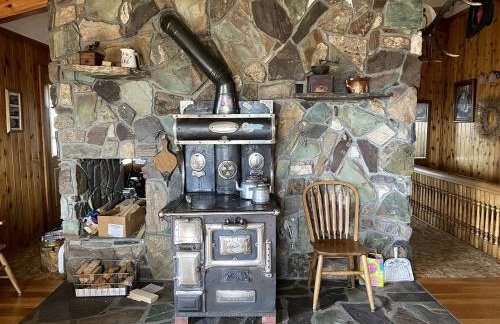 Charming Riverfront Guest House with Deck Overlooking Madison River, Near Ennis, Montana - Foto 2