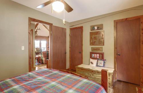 Deck and Fire Pit Waterfront Cabin in Greers Ferry! - Foto 12