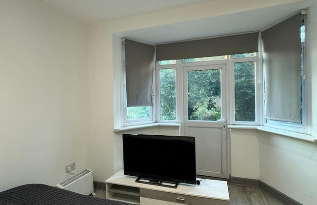 Romford Studio Retreat - Photo 3