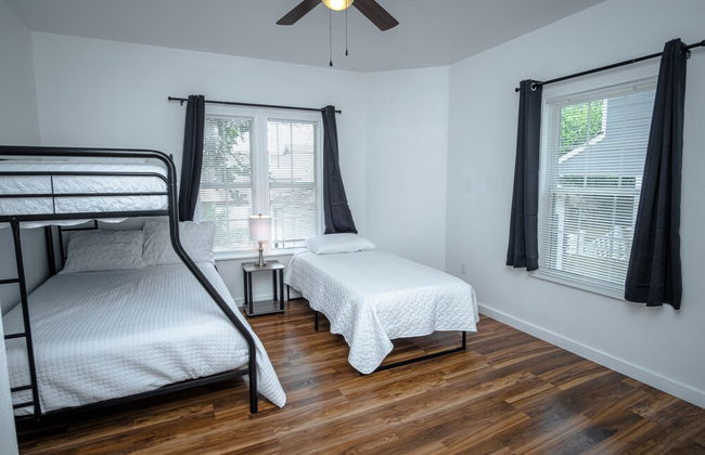 Downtown Remodeled Cozy 2br/1ba Home Sleeps 8 - Photo 7