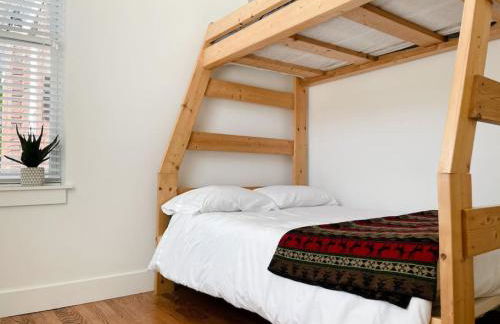 Historic 1900s Townhome with a Modern Flair - Foto 30