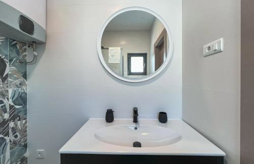 Mediterranean Oasis Seaside Villa with Pool - Foto 33