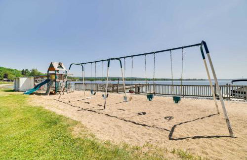 Gorgeous Onekama Condo with Pool and Lake Access! - Foto 27