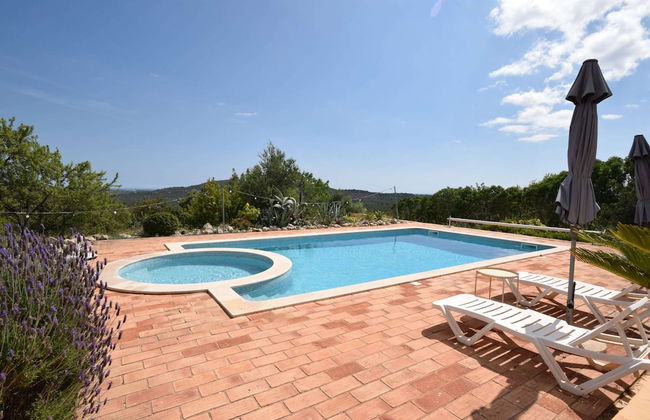 Elegant Loule Mansion With Pool - Photo 25