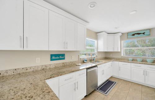 Home ON Key with pool, hot tub, putting green, arcade games, bike & mins to beach! - Foto 44