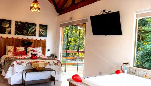 Chalé Canto do Galo 2 - Hidro da Jacuzzi, Lareira Ecológica, Cozinha Completa, Wi-Fi 80mbps, próximo a comércio local e relaxando ao som do riacho - Foto 4, Garden view, furniture, towels, pet friendly