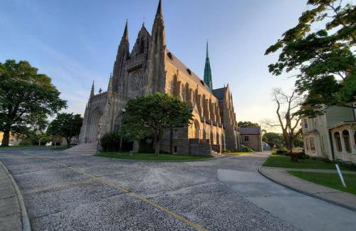 The Gold Room near downtown trains fast wifi - Photo 65