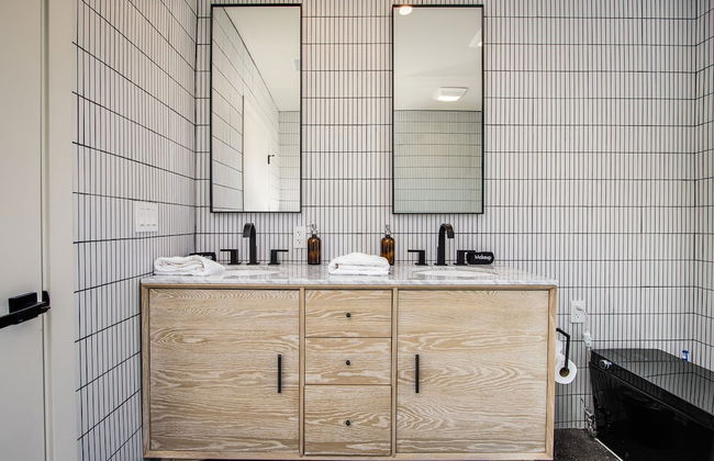 Luxe Modern Escape w Pool Hot Tub Firepit Desert View Lassen by Avantstay - Photo 25